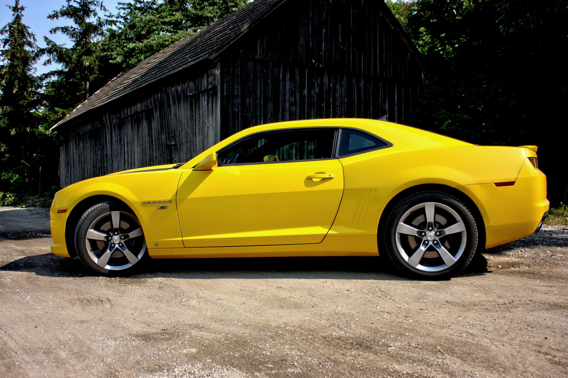 Chevrolet Camaro in Gelb als Wallpaper