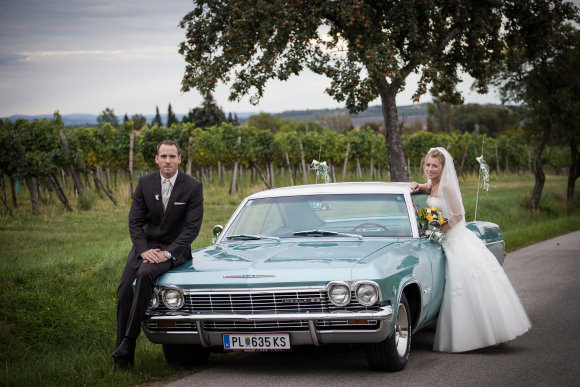 Braut und Bräutigam mit dem Chevrolet Impala