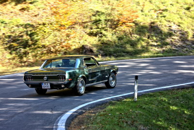 Ford Mustang in der Umgebung von Wien fahren