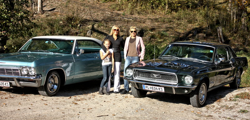 junge Mädels und alte Autos
